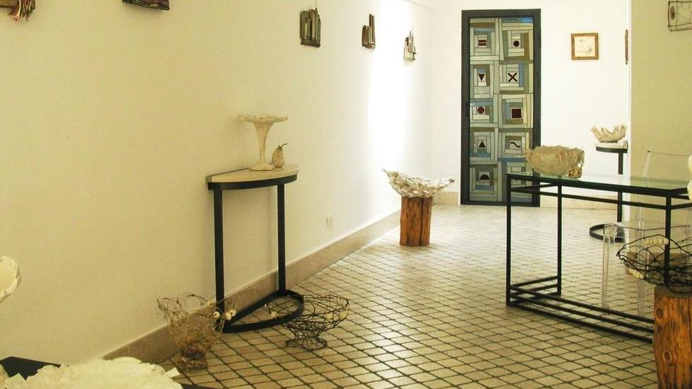 Fa le pulizie e ruba la borsa all’amica