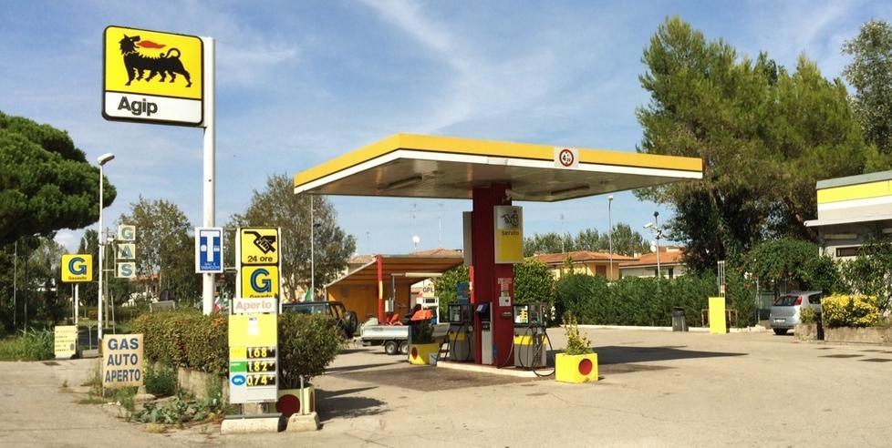 Colpito più volte alla testa e rapinato di 17mila euro 