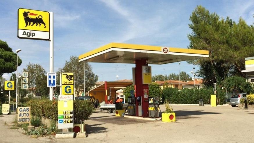 Colpito più volte alla testa e rapinato di 17mila euro