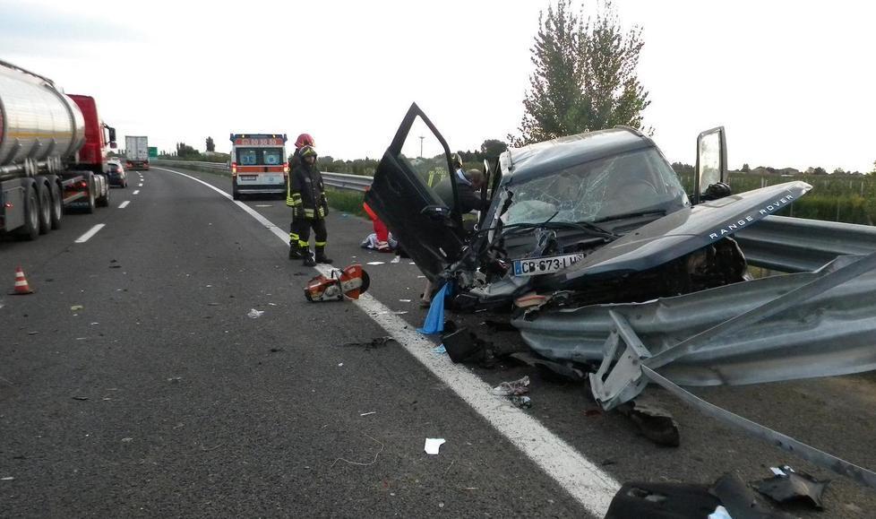 Schianto in A13, grave una donna 