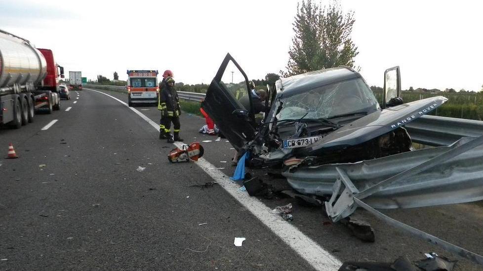 Schianto in A13, grave una donna