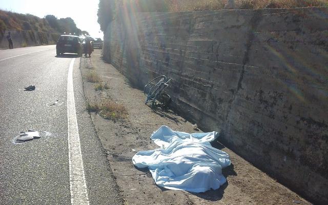Ciclista travolto da un'auto e ucciso sulla strada statale 195 