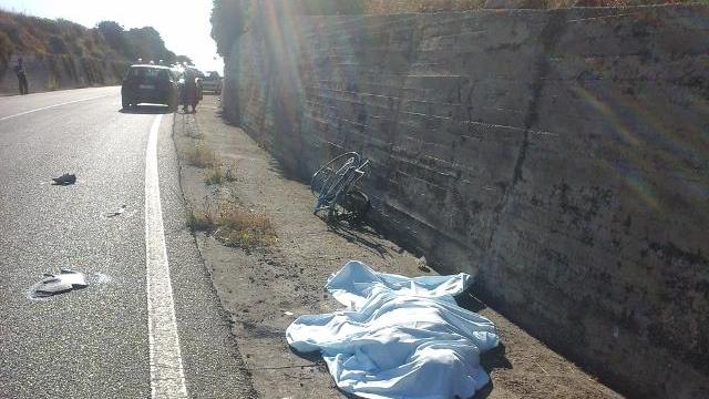 Ciclista travolto da un'auto e ucciso sulla strada statale 195 