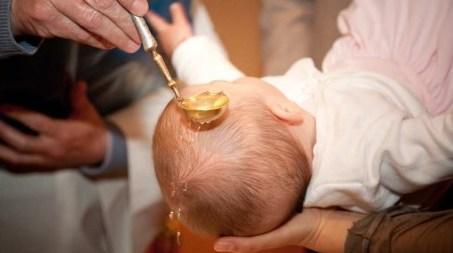 Il battesimo? Il parroco dà l’ok alla celebrazione ma striglia i genitori 
