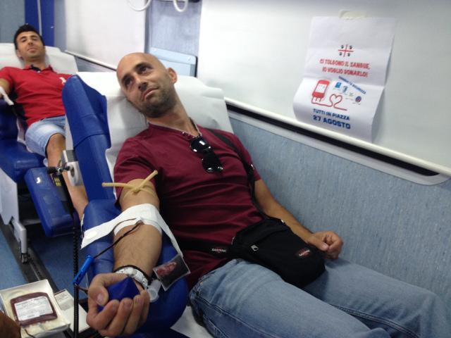 Tagli alla polizia, gli agenti donano il sangue per protesta 