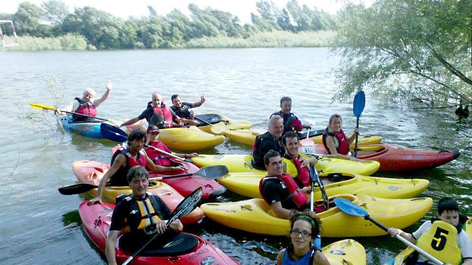 A lezione di canoa e kayak sulle acque del lago di Gavena