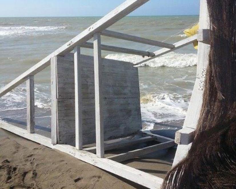 Anche la torretta del bagnino “divorata” dalle mareggiate 