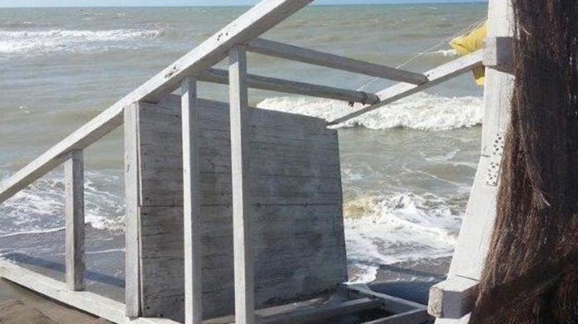 Anche la torretta del bagnino “divorata” dalle mareggiate