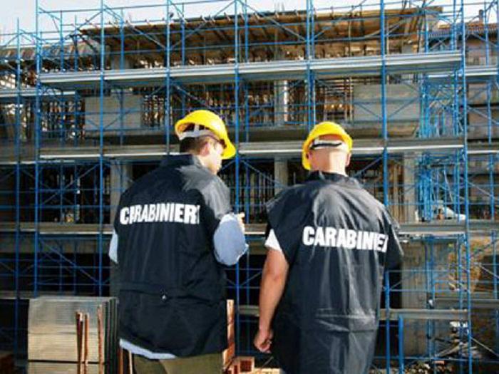 Mancanza di sicurezza in un cantiere edile, un denunciato 