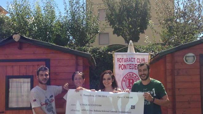 Secchiata e 500 euro per la Sla