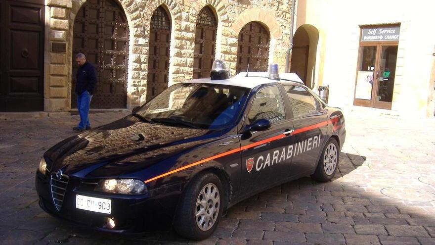 La moglie lo lascia, lui le ruba sedie e frigorifero