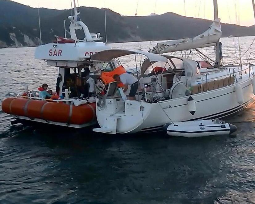 Barca di 10 metri incagliata al largo di Capo Bianco 