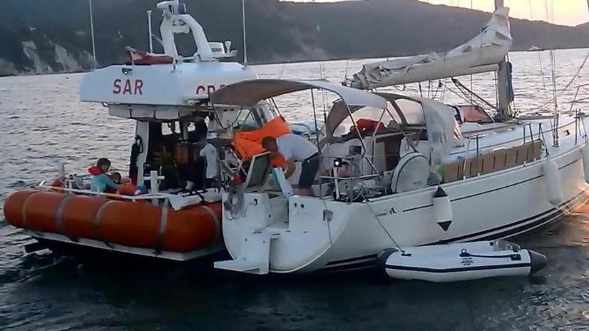 Barca di 10 metri incagliata al largo di Capo Bianco