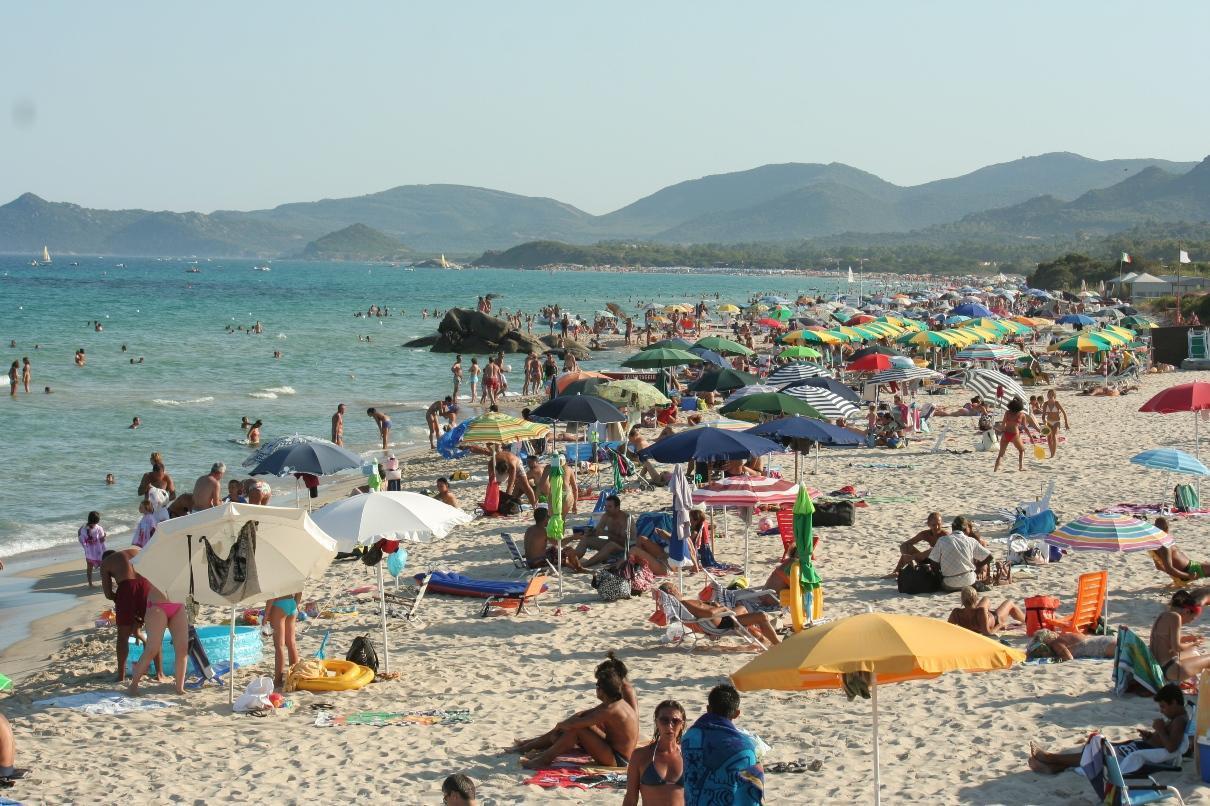 Rissa in spiaggia tra milanesi e romani per il posto degli ombrelloni 