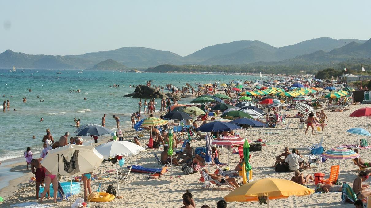 Rissa in spiaggia tra milanesi e romani per il posto degli ombrelloni 
