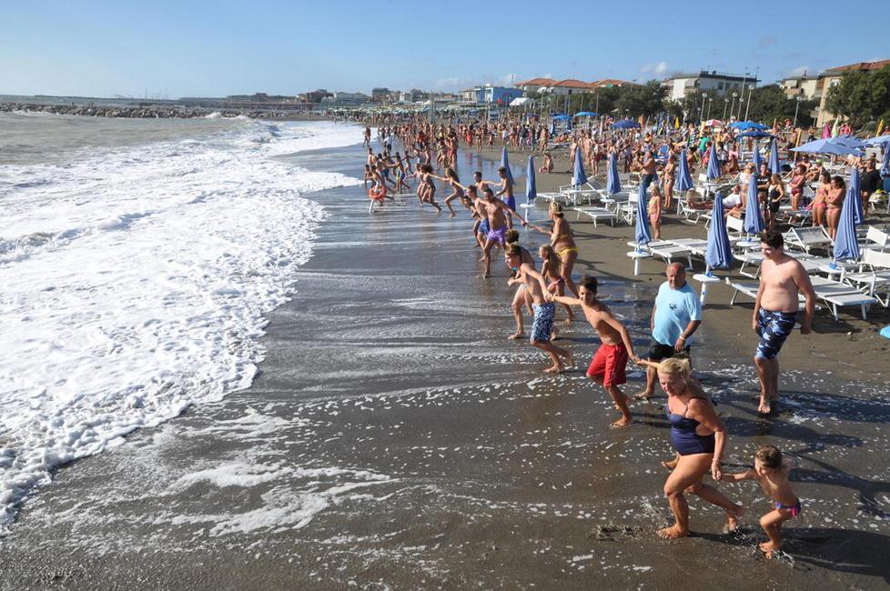Tuffo collettivo per la festa di Fine estate a Marina di Cecina 