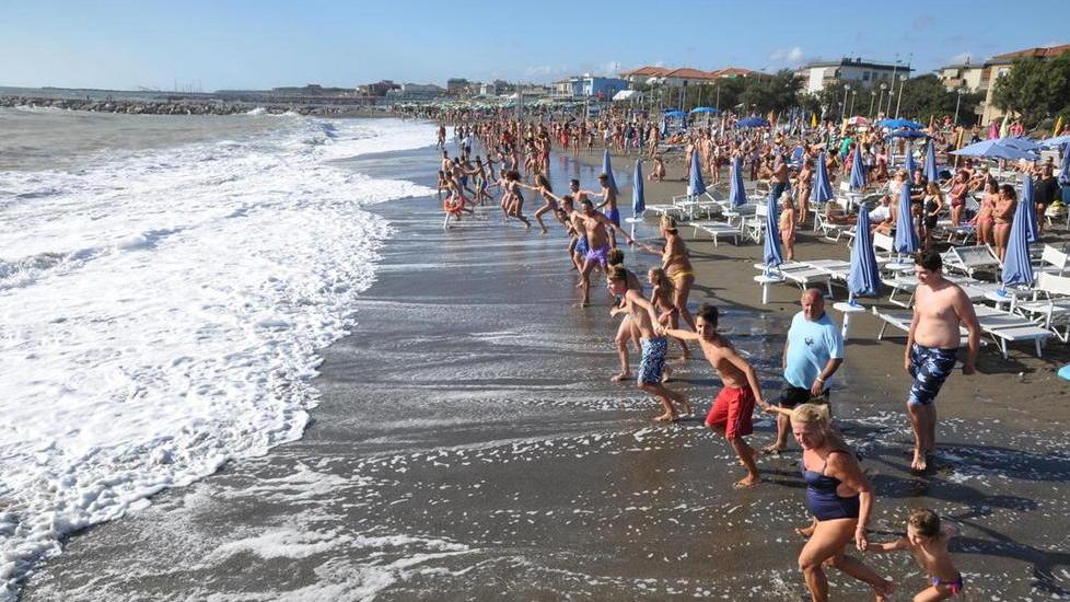 Tuffo collettivo per la festa di Fine estate a Marina di Cecina