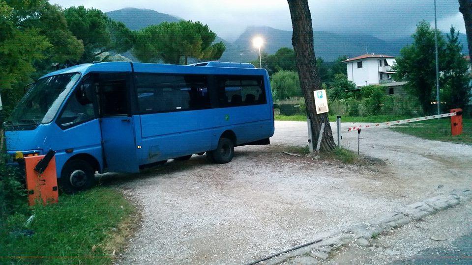 Usano il bus come bagno e il mezzo salta due corse 