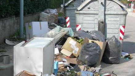 Gettano rifiuti: scoperti e multati
