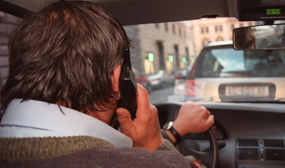 Stangata sui telefonini al volante 