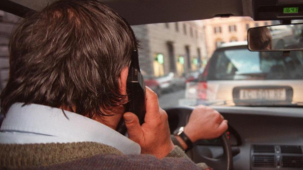 Stangata sui telefonini al volante