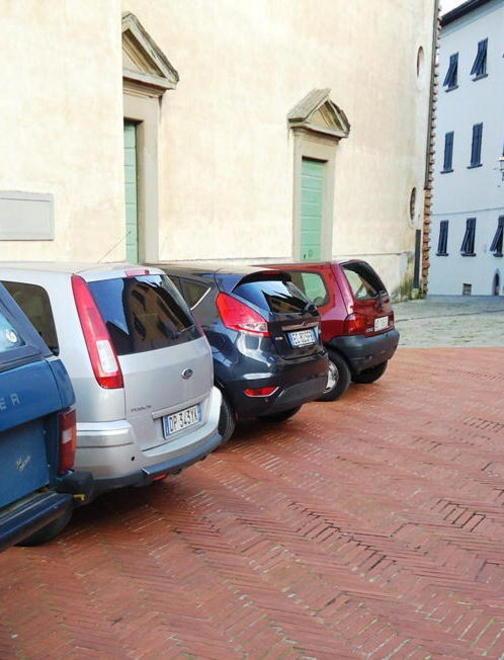 Sosta selvaggia nonostante il maxi-ascensore 