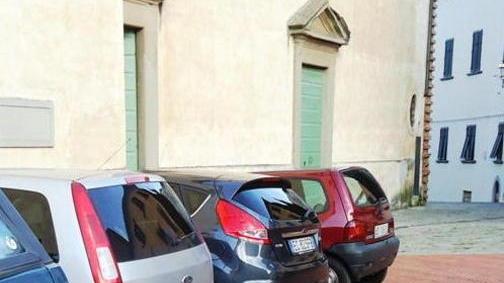 Sosta selvaggia nonostante il maxi-ascensore