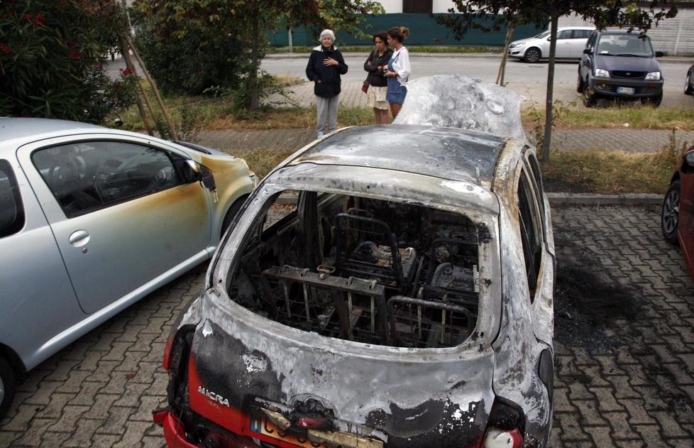 A fuoco un’auto, altre danneggiate 