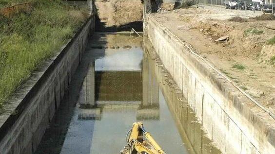 La “ghigliottina” sarà demolita cominciano i lavori all’Incile