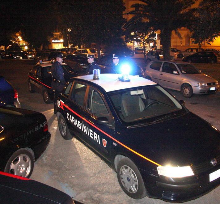Fermano un ladro, scoppia la rissa 