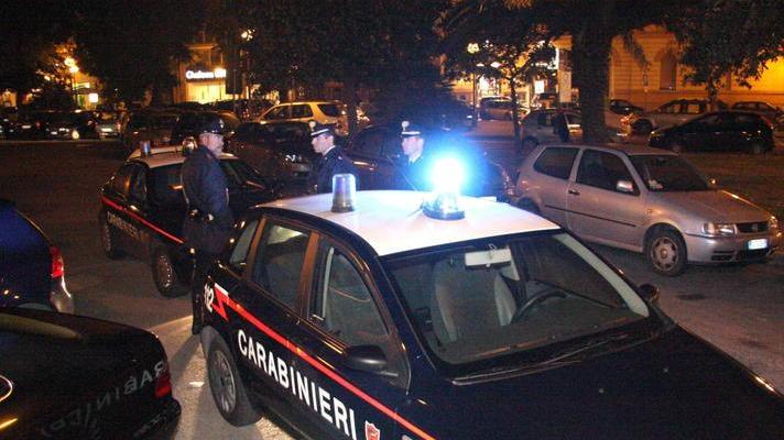 Fermano un ladro, scoppia la rissa