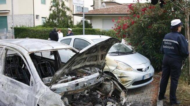 Piromani incendiano auto, cassonetti e il tubo del gas