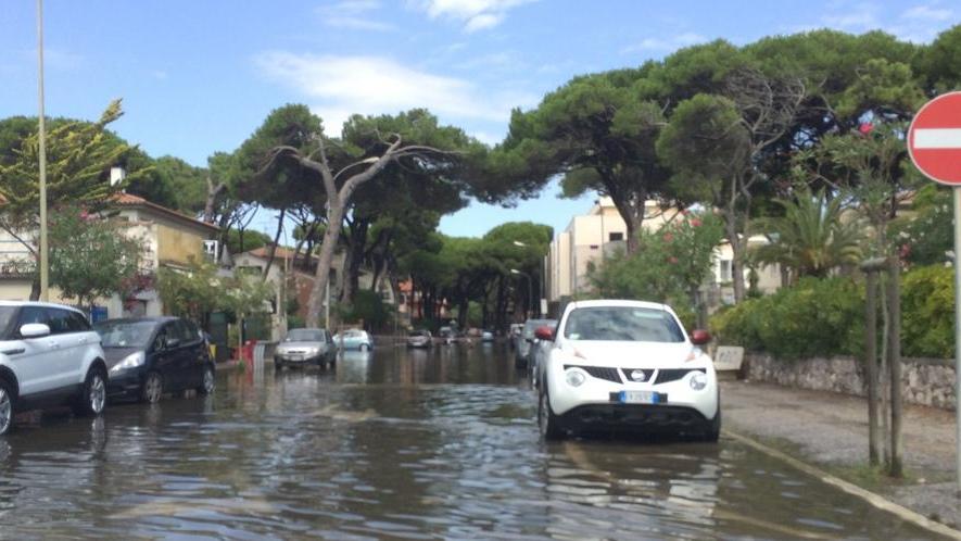 Mare contaminato, vietato fare il bagno