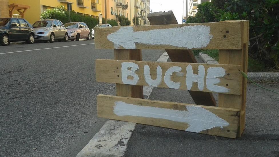 Per le buche ecco il cartello fai da te