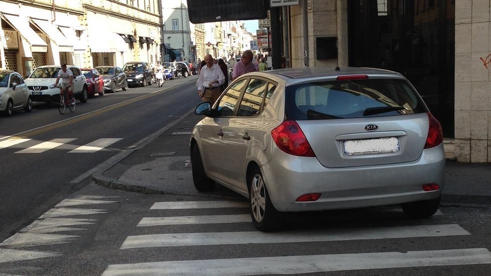 Parcheggio selvaggio sulle strisce 