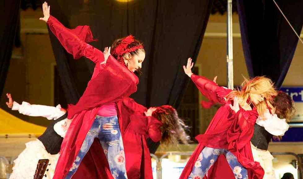 Danza, musica e poesia in piazza: grande successo per Verso terra 
