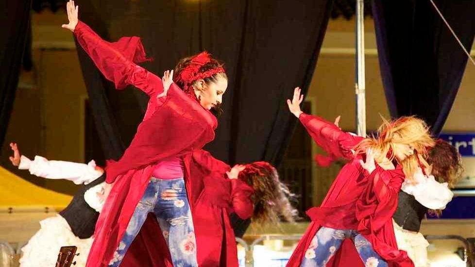 Danza, musica e poesia in piazza: grande successo per Verso terra