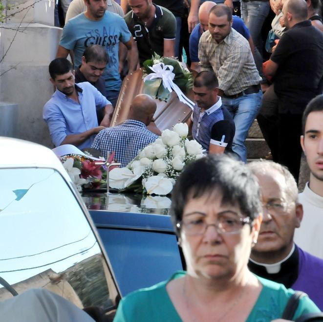 Gli amici si mettono tutti in prima fila nel ricordo dei compagni di tante serate