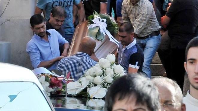 Gli amici si mettono tutti in prima fila nel ricordo dei compagni di tante serate