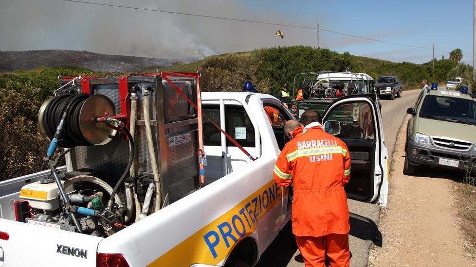 Roghi alle porte di Alghero intervengono due Canadair