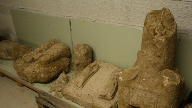 Un gigante in ogni piazza dell’isola