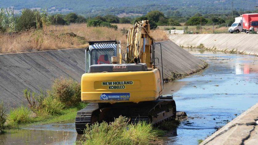 Rio Gaddhuresu, le ruspe sono di nuovo al lavoro per ripulire i canali dai rifiuti