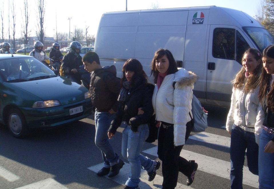 I genitori come taxisti: portano i giovani a scuola 