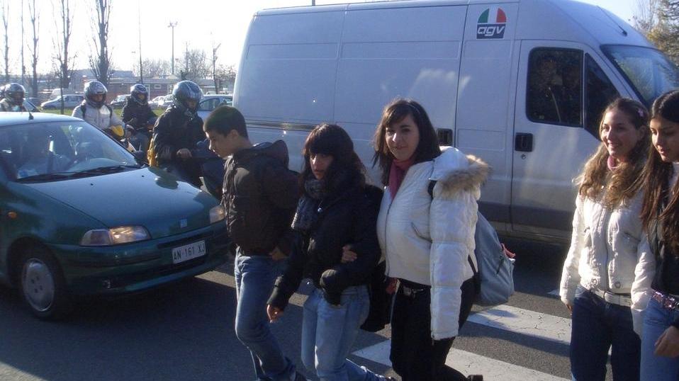 I genitori come taxisti: portano i giovani a scuola
