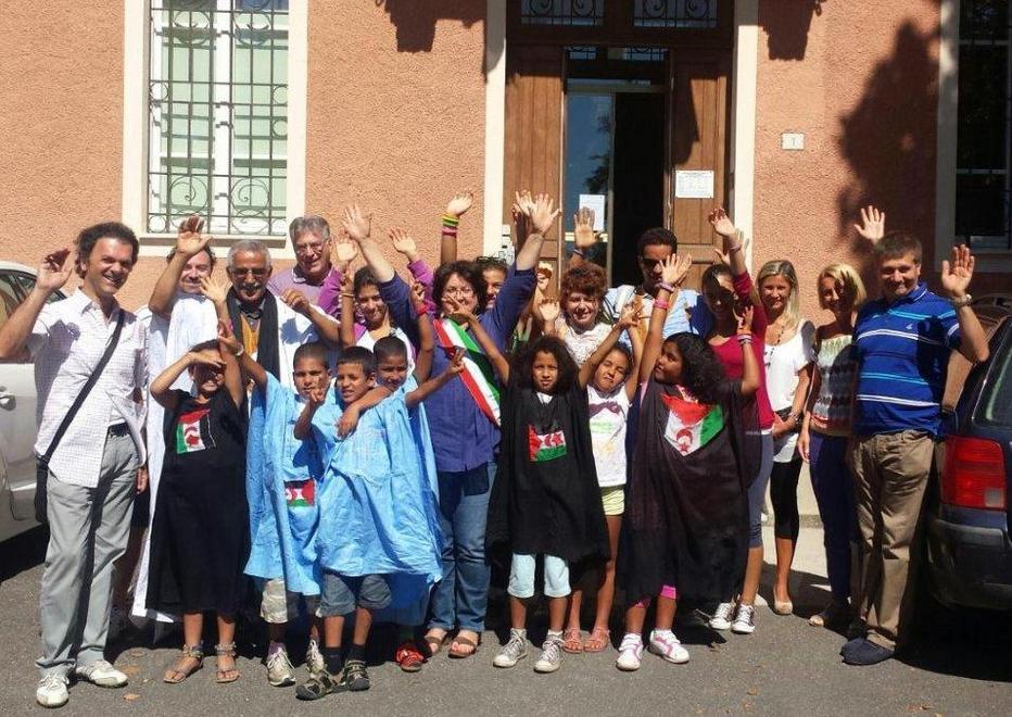 I bambini saharawi ricevuti nella sala del consiglio