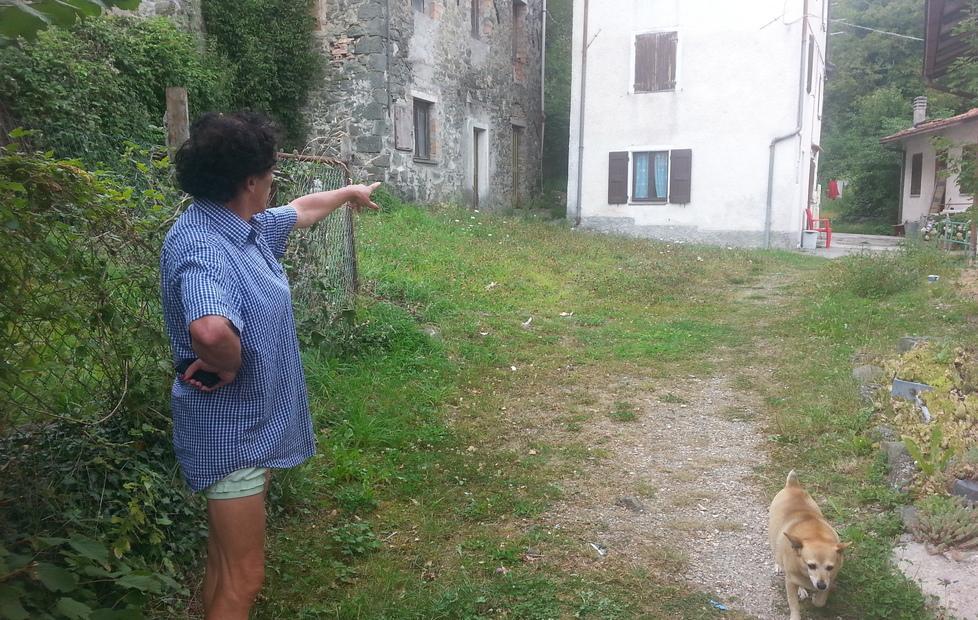 Ancora sassi contro la casa di Asia 