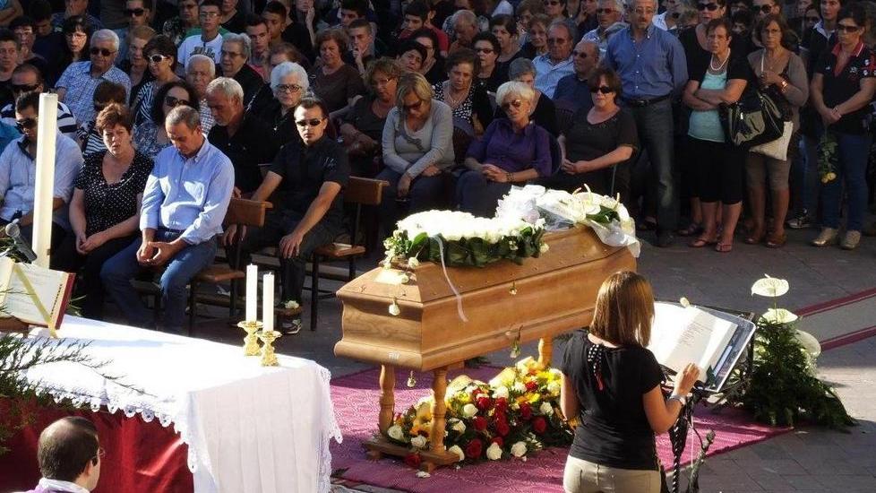 Palloncini bianchi come un’ultima carezza, folla ai funerali del 22enne di Usini 