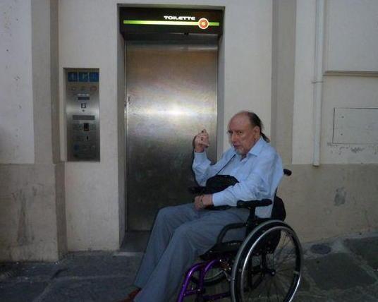 "A Prato non esistono bagni pubblici se sei disabile"