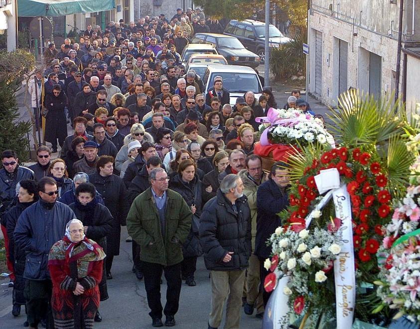 Funerali a piedi vietati: i parroci si dividono 