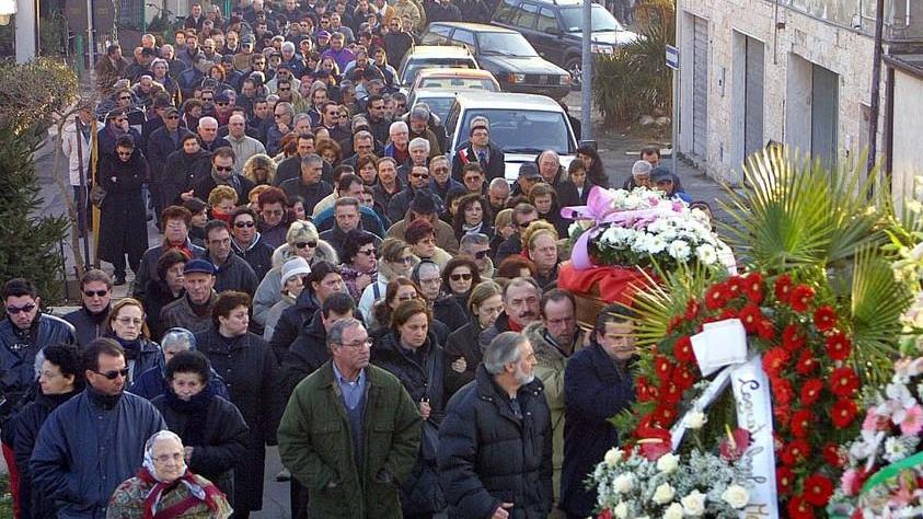 Funerali a piedi vietati: i parroci si dividono